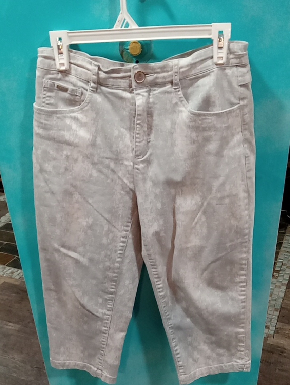 (532) FDJ, Women’s Light Gray Cropped Jeans
